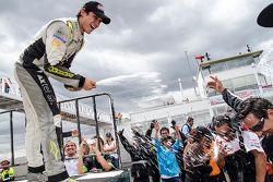 Ganador de la carrera Irwing Vences, M Racing celebra en el podio