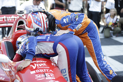 Tony Kanaan, Chip Ganassi Racing Chevrolet y Charlie Kimball, Chip Ganassi Racing Chevrolet felicita