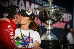 El campeón y ganador de la carrera, Scott Dixon, Chip Ganassi Racing Chevrolet, con su esposa Emma