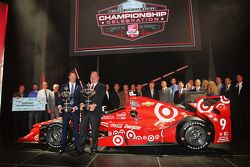 Le champion 2015 Scott Dixon, Chip Ganassi Racing Chevrolet, Chip Ganassi et l'équipe