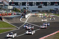 Start: #18 Porsche Team Porsche 919 Hybrid: Romain Dumas, Neel Jani, Marc Lieb leads