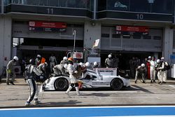 #17 Porsche Team Porsche 919 Hybrid: Timo Bernhard, Mark Webber, Brendon Hartley