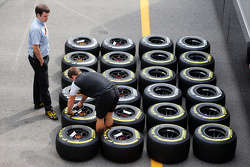 Механик McLaren с шинами Pirelli