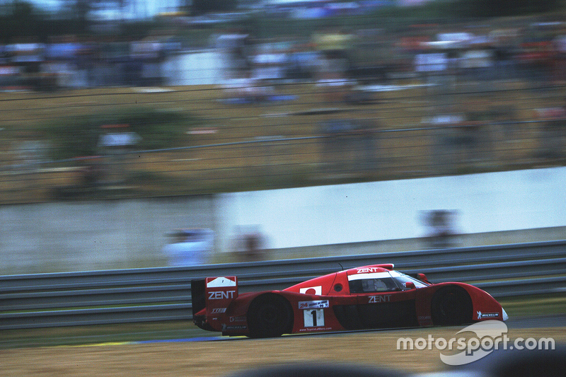 #1 Toyota Motorsport Toyota GT-One: Martin Brundle, Emmanuel Collard, Vincenzo Sopiri