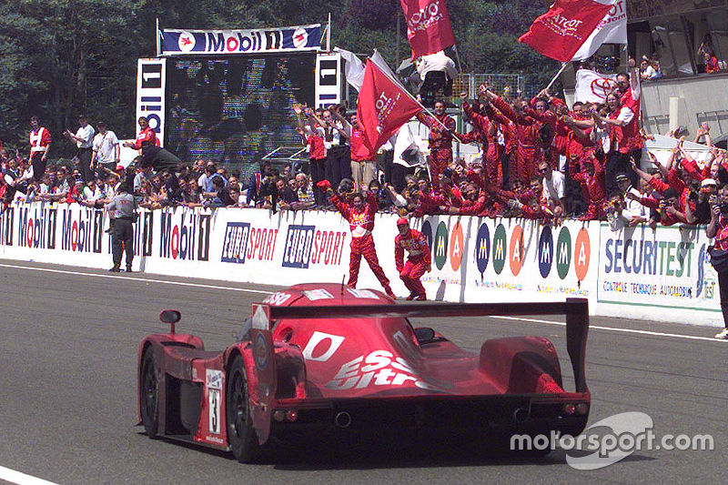 #3 Toyota Motorsport Toyota GT-One: Ukyo Katayama, Keiichi Tsuchiya, Toshio Suzuki beim Überfahren der Ziellinie