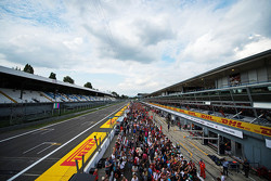 Des fans sur la pitlane