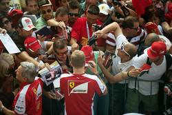 Кими Райкконен, Ferrari раздает автографы фанатам
