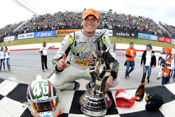 #46 Irwin Vences, M Racing Posa con el trofeo en el podio