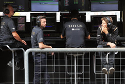 Paul Seaby, Team Manager Lotus F1 Team, Matthew Carter, Lotus F1 Team CEO, Federico Gastaldi, Lotus F1 Team, Vice-Directeur, and Romain Grosjean, Lotus F1 Team sur le muret des stands