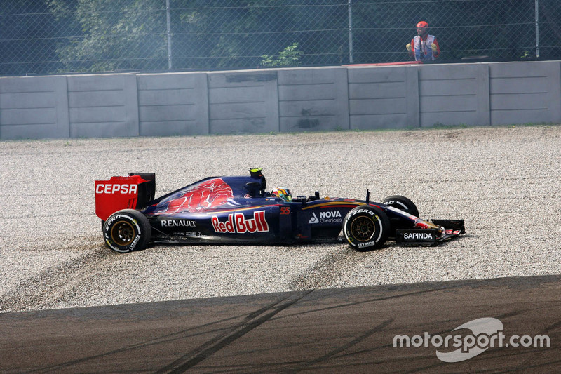 Carlos Sainz Jr., Scuderia Toro Rosso STR10 escinde en Parabolica
