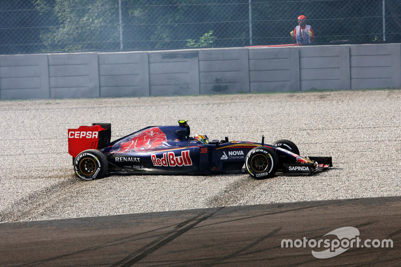 Carlos Sainz Jr., Scuderia Toro Rosso STR10 spins off at Parabolica