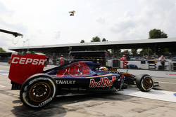 Карлос Сайнс мл., Scuderia Toro Rosso STR10 выезжает из гаража