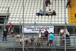 Striscione in sostegno del circuito di Monza