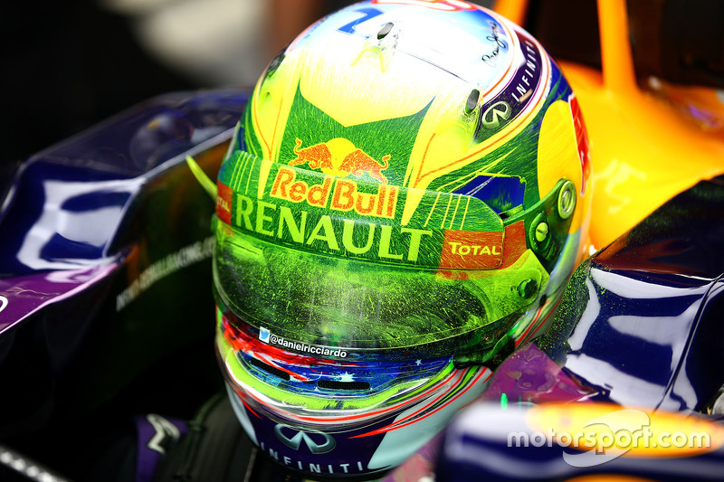 Daniel Ricciardo, Red Bull Racing RB11 flujo-vis en su casco