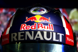 Aufkleber für Justin Wilson am Helm von Daniil Kvyat, Red Bull Racing