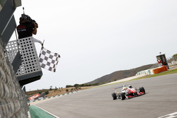 Победитель гонки 1 - Джейк Деннис, Prema Powerteam Dallara Mercedes-Benz