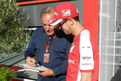 Giorgio Piola, Motorsport.com technische analist Formule 1, met Sebastian Vettel, Ferrari