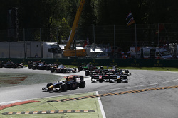 Pierre Gasly, DAMS voor Alex Lynn, DAMS en Stoffel Vandoorne, ART Grand Prix bij de start