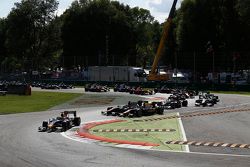 Пьер Гасли, DAMS едет впереди Алекса Линна, DAMS и Стоффеля Вандорна, ART Grand Prix на старте