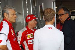 Maurizio Arrivabene, director del equipo Ferrari con Kimi Raikkonen, Ferrari, Sebastian Vettel, Ferr