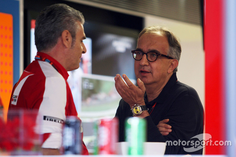 Maurizio Arrivabene, jefe de equipo de Ferrari y Sergio Marchionne, presidente de Ferrari y CEO de F