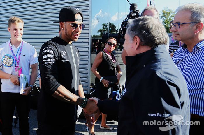 Y la gorra, siempre fiel compañera