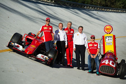 La Ferrari SF15-T et la Ferrari 166 sur le banking de Monza avec Sebastian Vettel, Ferrari, John Abbott, Shell, Maurizio Arrivabene, Ferrari, Team Principal, Istvan Kapitany, Vice-Président Exécutif de Shell et Kimi Raikkonen, Ferrari