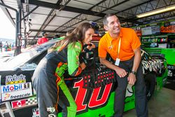 Danica Patrick, Stewart-Haas Racing Chevrolet y Max Papis