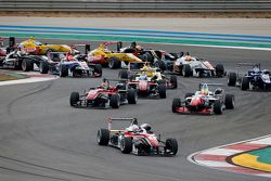Старт гонки 2: Феликс Розенквист, Prema Powerteam Dallara Mercedes-Benz лидирует