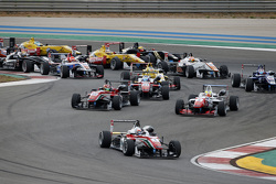 Старт гонки 2: Феликс Розенквист, Prema Powerteam Dallara Mercedes-Benz лидирует