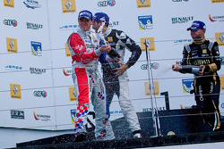 Podium : le vainqueur Tio Ellinas, le deuxième, Oliver Rowland, le troisième, Matthieu Vaxiviere