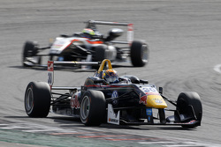 Callum Ilott, Carlin Dallara Volkswagen and Alexander Sims, HitechGP Dallara Mercedes-Benz