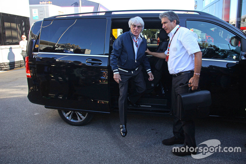 Bernie Ecclestone avec Pasquale Lattuneddu de la FOM