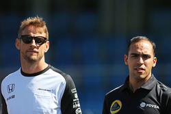 Jenson Button, McLaren et Pastor Maldonado, Lotus F1 Team lors de la parade des pilotes pendant la minute de silence en hommage à Justin Wilson