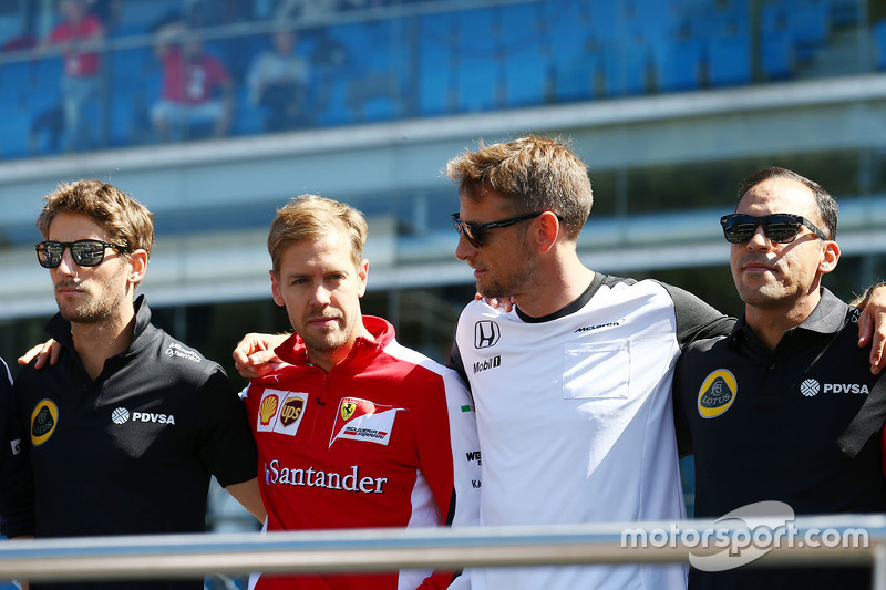 Romain Grosjean, Lotus F1 Team, mit Sebastian Vettel, Ferrari; Jenson Button, McLaren, und Pastor Ma