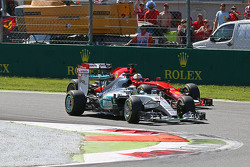 Lewis Hamilton, Mercedes AMG F1 W06 aan de leiding bij de start