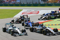 Нико Росберг, Mercedes AMG F1 W06 и Серхио Перес, Sahara Force India F1 VJM08 на старте гонки