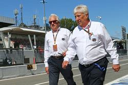Charlie Whiting, FIA-Deligierter, mit Herbie Blash, FIA-Deligierter