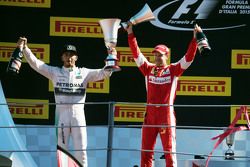 Победитель гонки - Льюис Хэмилтон, Mercedes AMG F1 и занявший второе место - Себастьян Феттель, Ferr