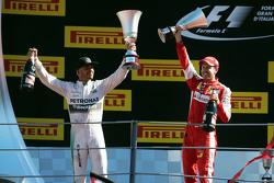 Le vainqueur Lewis Hamilton, Mercedes AMG F1 fête sa victoire avec le deuxième, Sebastian Vettel, Ferrari sur le podium