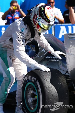 Le vainqueur Lewis Hamilton, Mercedes AMG F1 fête sa victoire dans le Parc Fermé