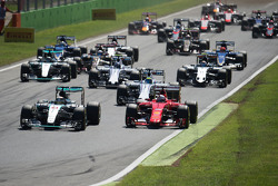 Льюис Хэмилтон, Mercedes AMG F1 W06 и Себастьян Феттель, Ferrari SF15-T во время старта