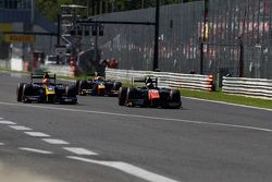 Alex Lynn, DAMS, devant Johnny Cecotto, Trident et Pierre Gasly, DAMS