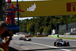 Победитель второй гонки - Митч Эванс, RUSSIAN TIME, едет впереди Артура Пика, Campos Racing и Стоффеля Вандорна, ART Grand Prix