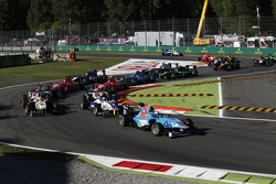 Matheo Tuscher, Jenzer Motorsport leads Jimmy Eriksson, Koiranen GP and Alex Palou, Campos Racing