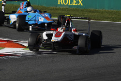 Марвин Кирхгофер, ART Grand Prix едет впереди Матео Тушера, Jenzer Motorsport