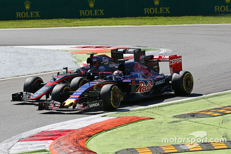 Max Verstappen, Scuderia Toro Rosso STR10 ve Jenson Button, McLaren MP4-30 pozisyon için mücadele ed