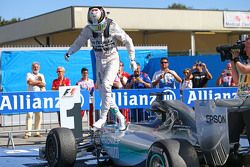 Ganador de la carrera Lewis Hamilton, de Mercedes AMG F1 celebra en parc ferme