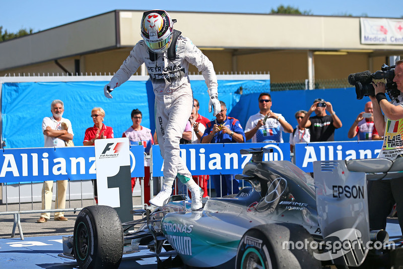 Le vainqueur Lewis Hamilton, Mercedes AMG F1 fête sa victoire dans le Parc Fermé