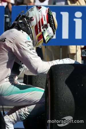 1. Lewis Hamilton, Mercedes AMG F1, feiert im Parc Fermé